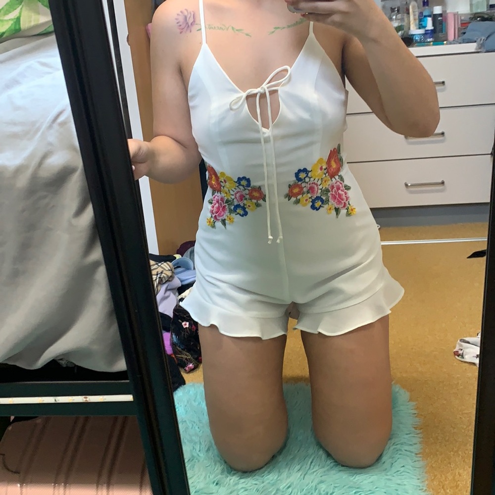 Embroidered romper - Picture 2 of 3